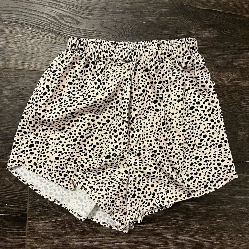 Dotted high waisted shorts